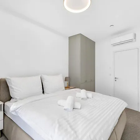 Your Paradise - Wander, Dine & Shop Apartment Pressburg