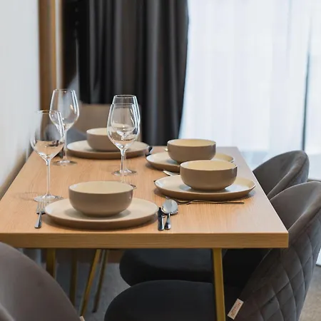 Your Paradise - Wander, Dine & Shop Apartment Pressburg