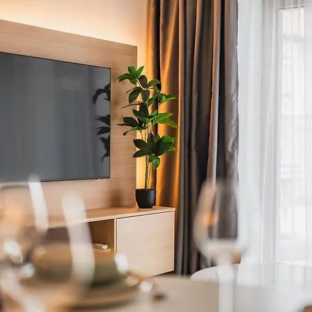 Your Paradise - Wander, Dine & Shop Apartment
