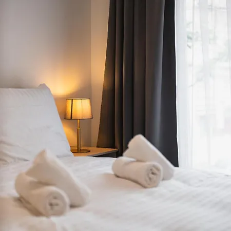 Your Paradise - Wander, Dine & Shop Apartment Pressburg